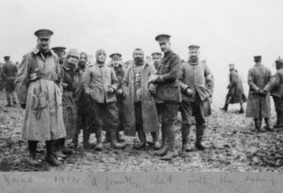 Una chiacchierata amichevole con il nemico, la tregua di Natale del 1914 da English Photographer